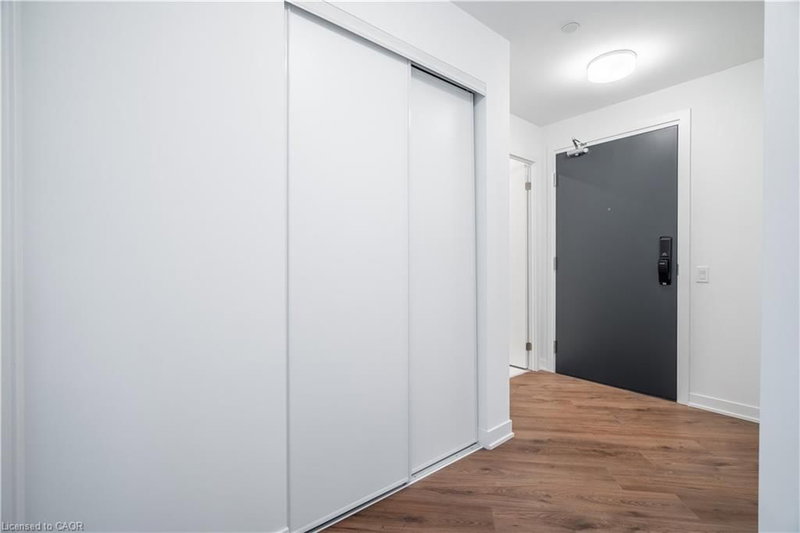 395 Dundas Street W photo 5