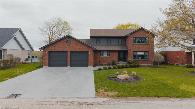 890 Perkin Crescent