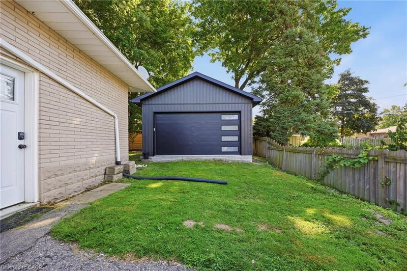 402 Wellington Street N photo 5
