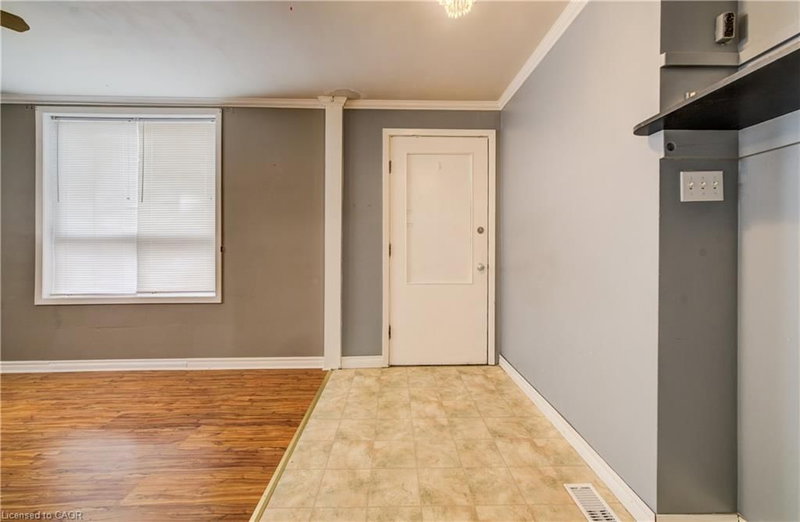 698 King Street W photo 4