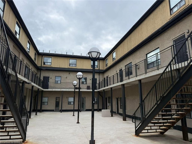 18 - 12 Bridgeport Road E