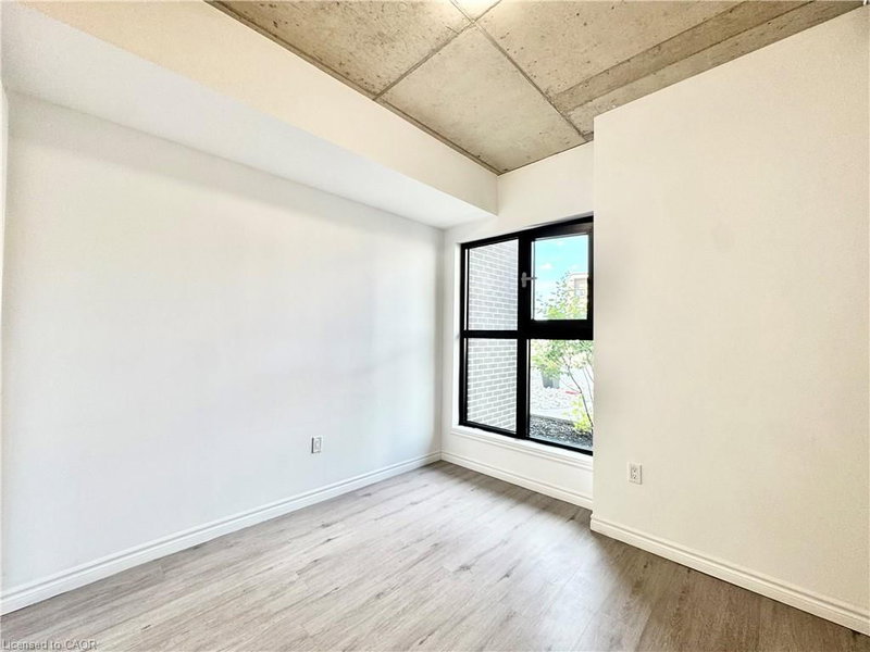 D4 - 1430 Highland Road W