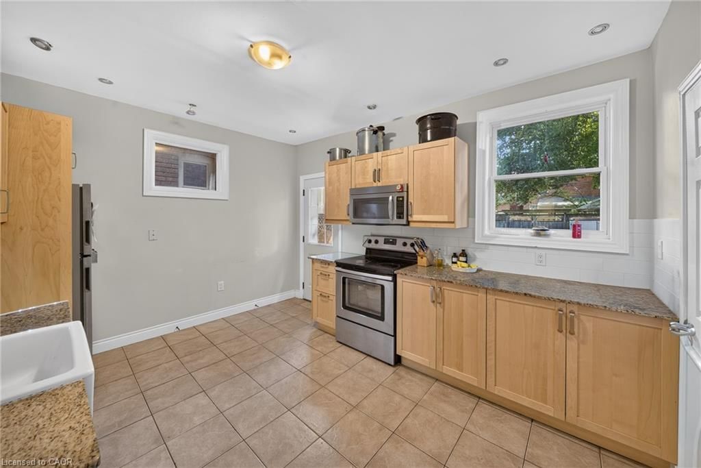 109 Gladstone Ave Hamilton photo 12