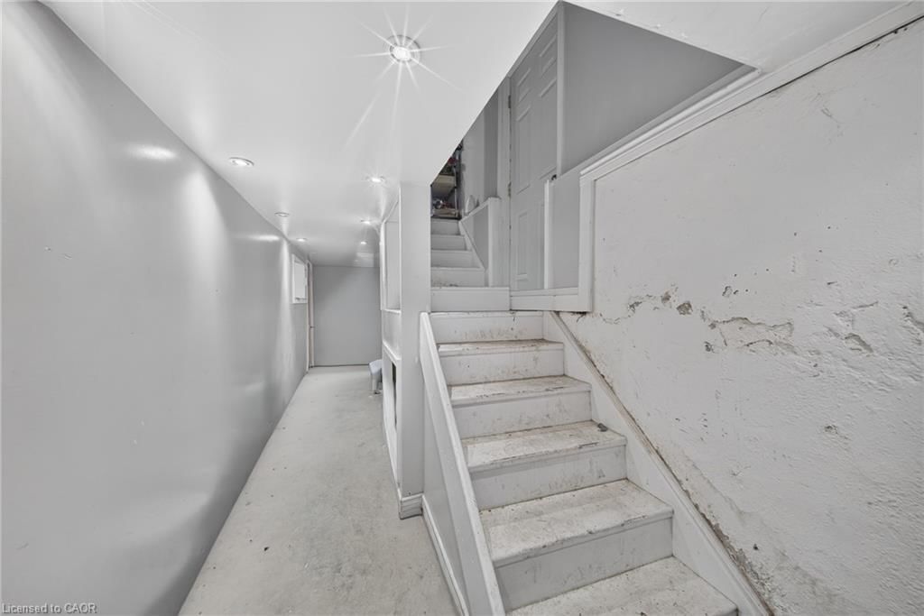 109 Gladstone Ave Hamilton photo 22