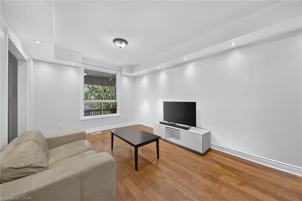 109 Gladstone Ave Hamilton photo 6