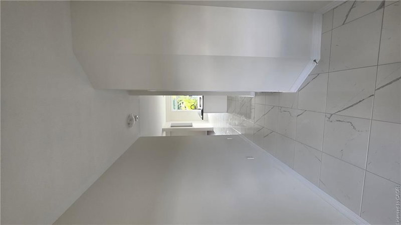 233 Postill Street photo 4