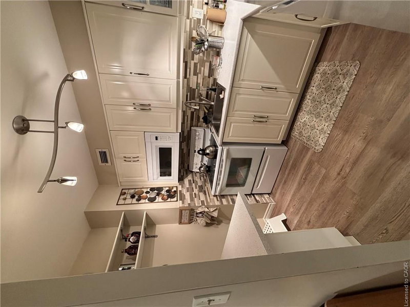205 - 975 Warwick Court