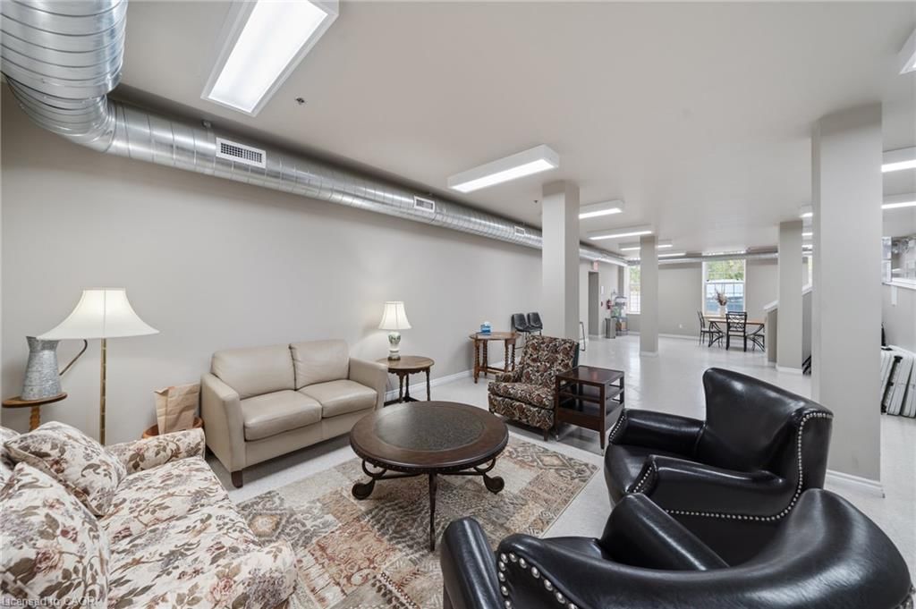 302 - 140 West River Street, Paris 5