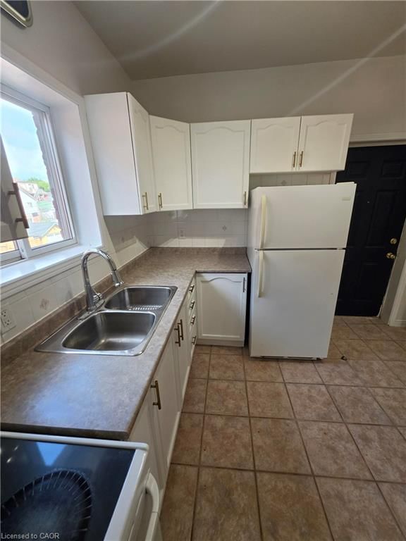 359 Barton Street E photo 4