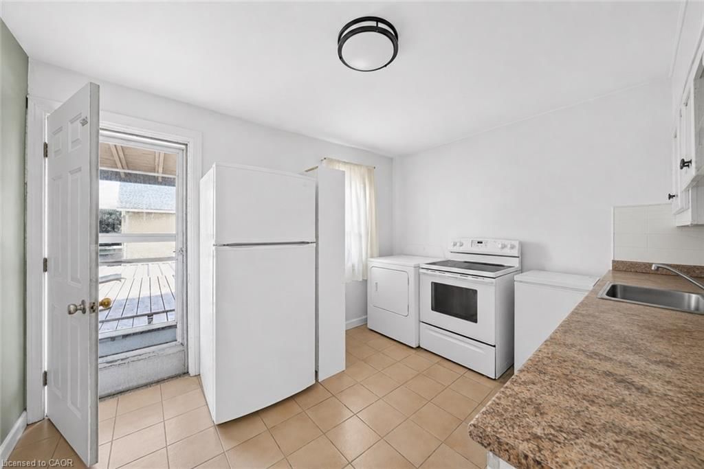 1523 Main St East, Hamilton photo 23