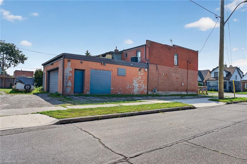 1523 Main St East, Hamilton photo 30