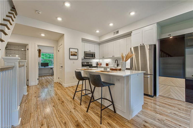 B306 - 112 Union Street E