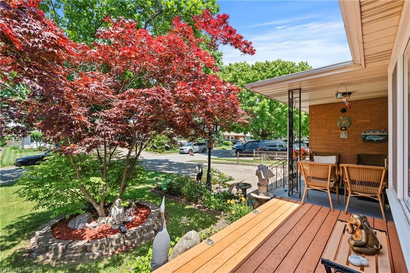 33 Meadowbrook Crescent photo 4