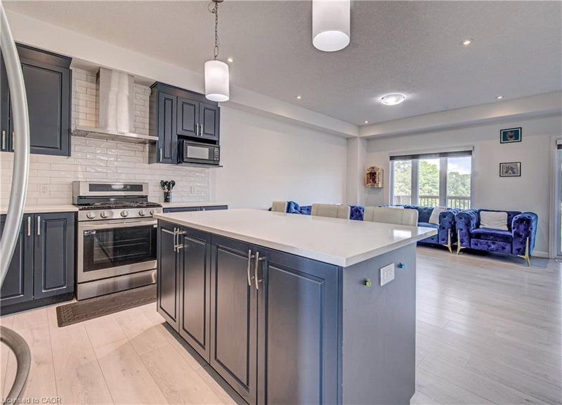 9 Queensbrook Crescent photo 5