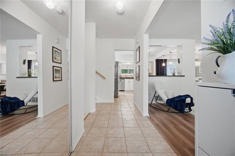 2452 Yarmouth Crescent photo 4