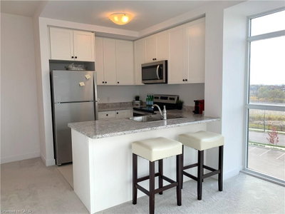 402 - 450 Dundas Street E