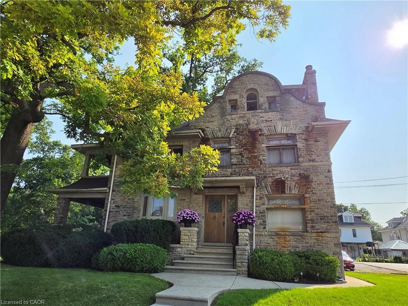 71 Norfolk Street N