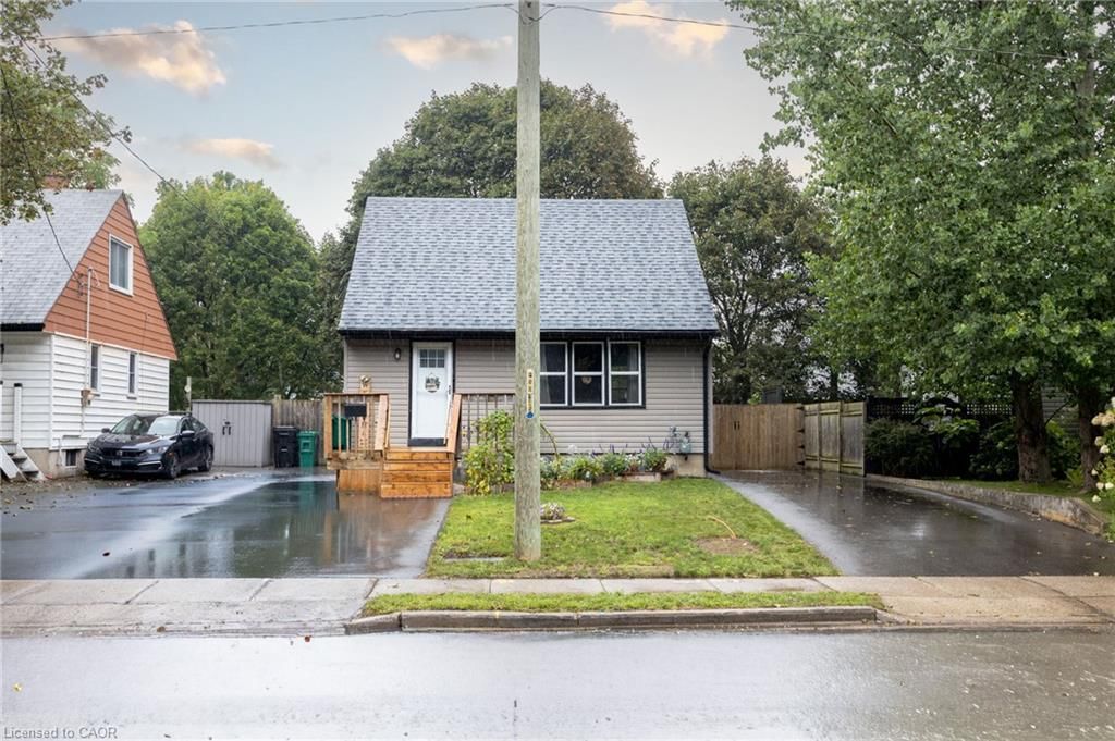 Single Family Residence for sale at 102 Stewart Avenue, Cambridge, ON, N1R 2T9 - Glenview, Lincoln, Oak - MLS: 40860899