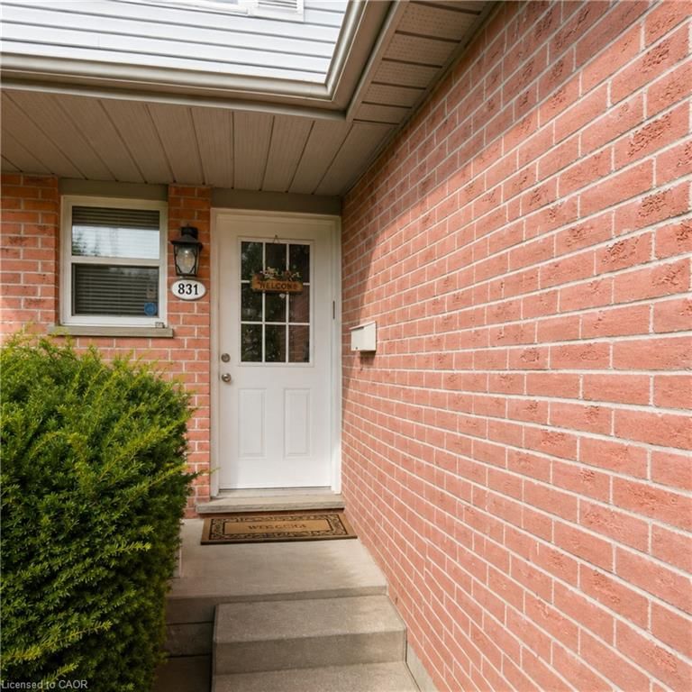 831 Deveron Crescent