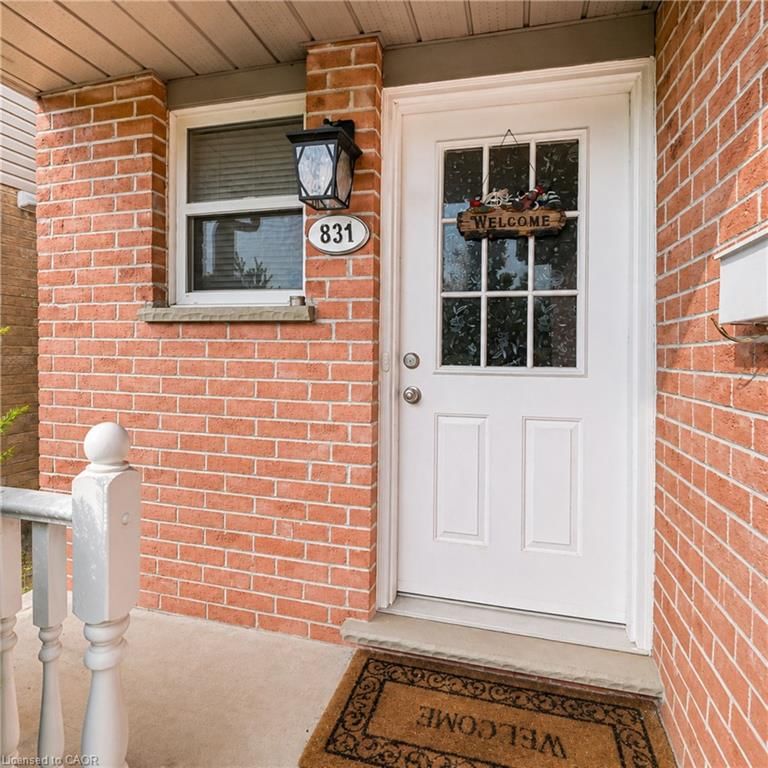 831 Deveron Crescent