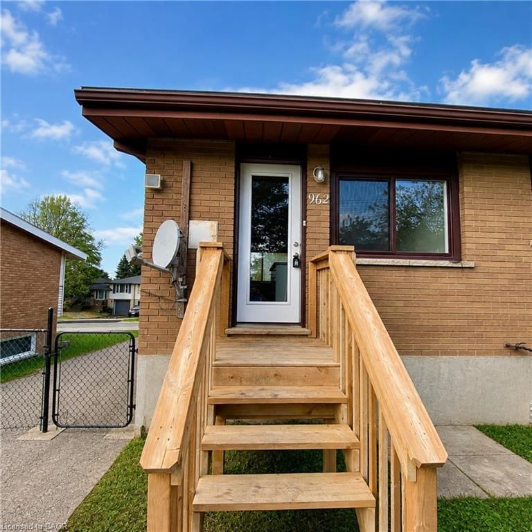 1 - 962 Eagle Crescent
