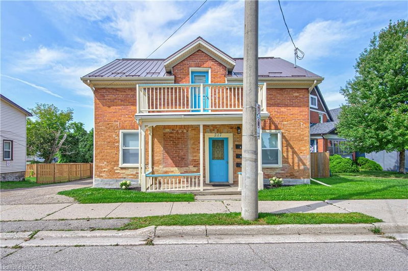 217 Lancaster Street E photo 2