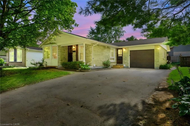95 Underhill Crescent