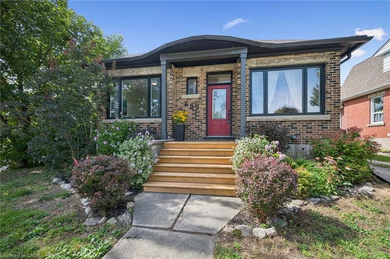 699 St Andrew Street W photo 4