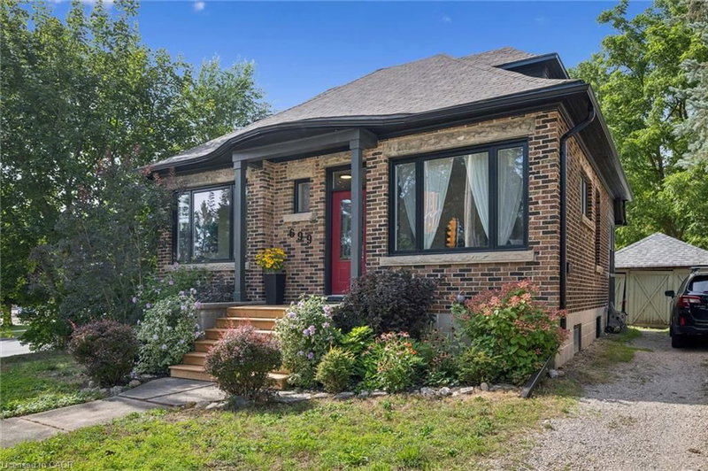 699 St Andrew Street W