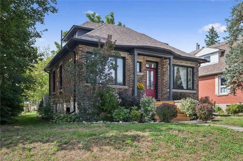 699 St Andrew Street W