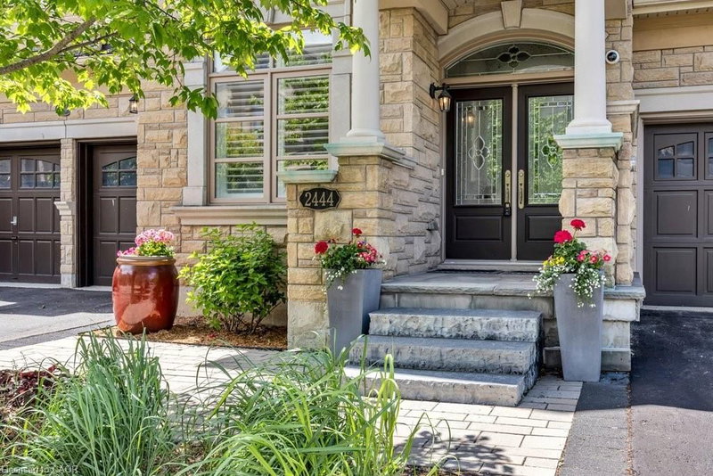 2444 Chateau Common