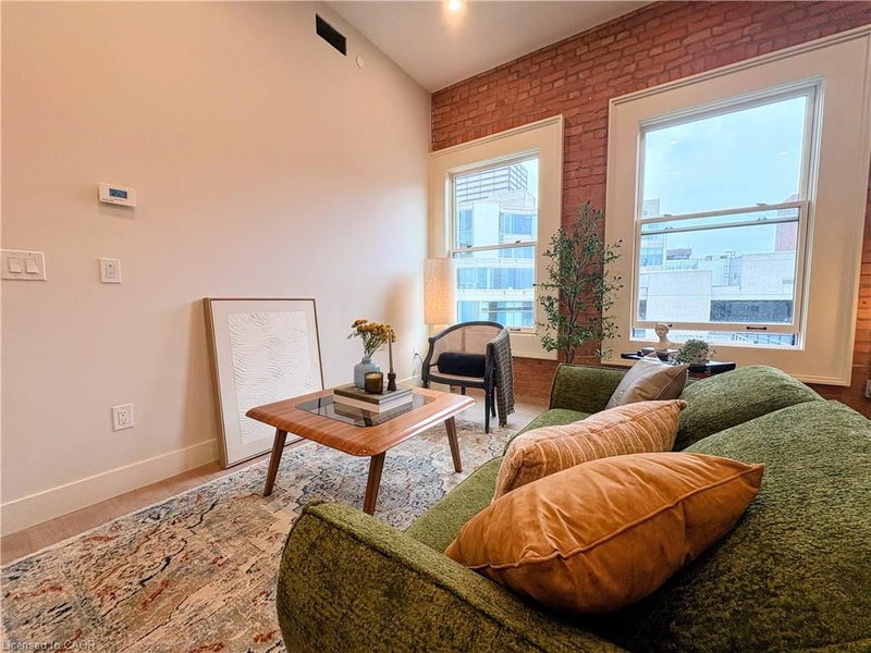 212 - 56 York Boulevard