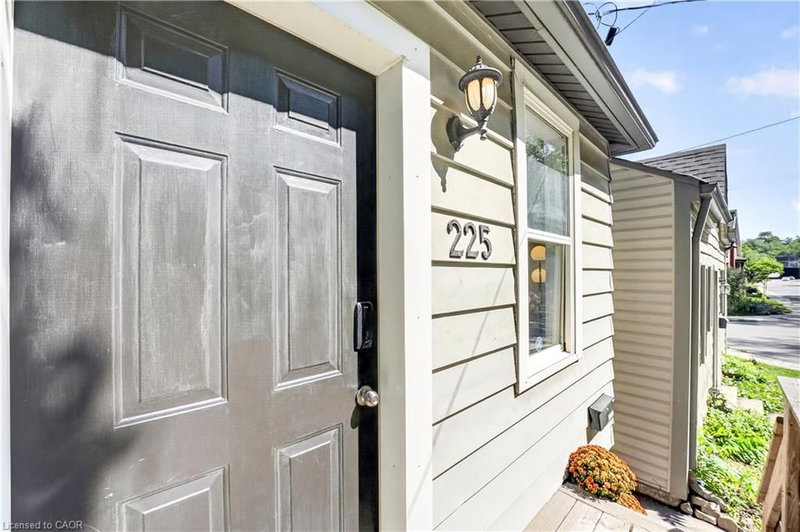 225 Charlton Avenue E photo 2