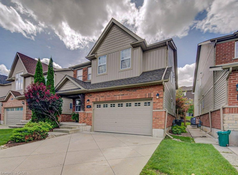 424 Sauve Crescent photo 2