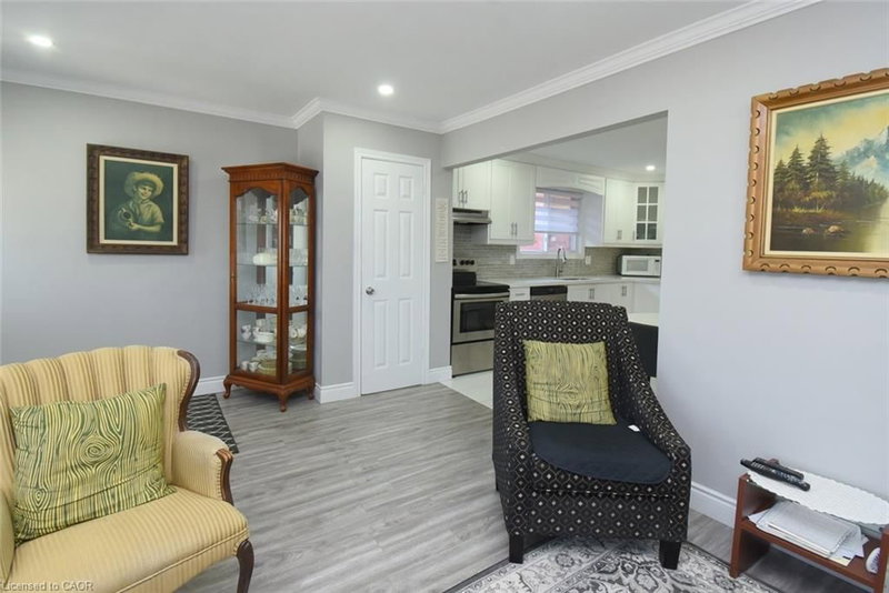 185 Rosslyn Avenue N photo 2