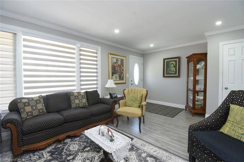 185 Rosslyn Avenue N photo 3