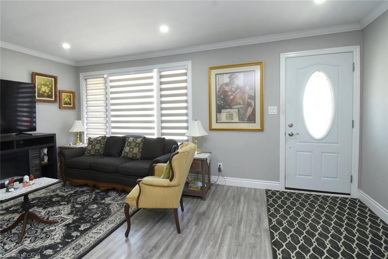 185 Rosslyn Avenue N photo 4