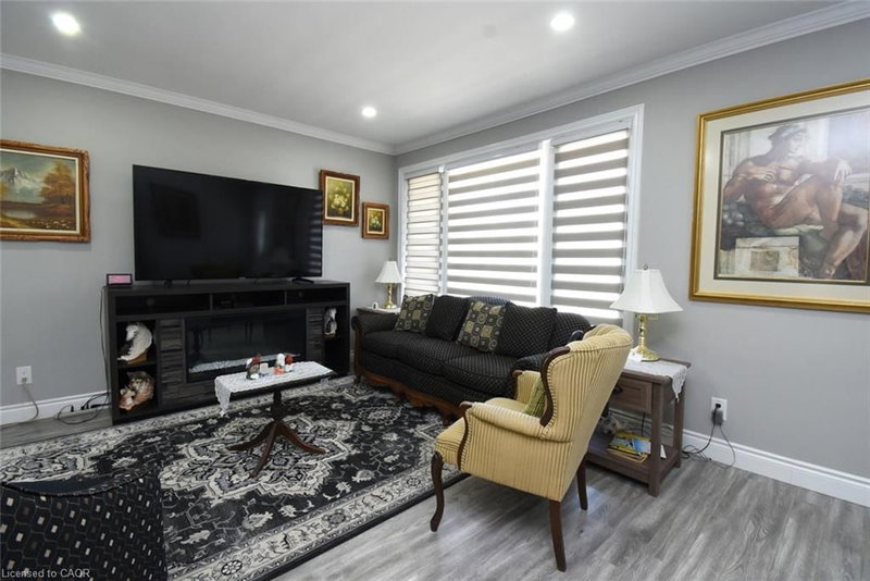 185 Rosslyn Avenue N photo 5