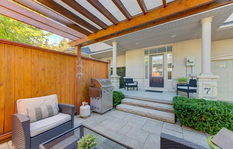 455 Claridge Road photo 4