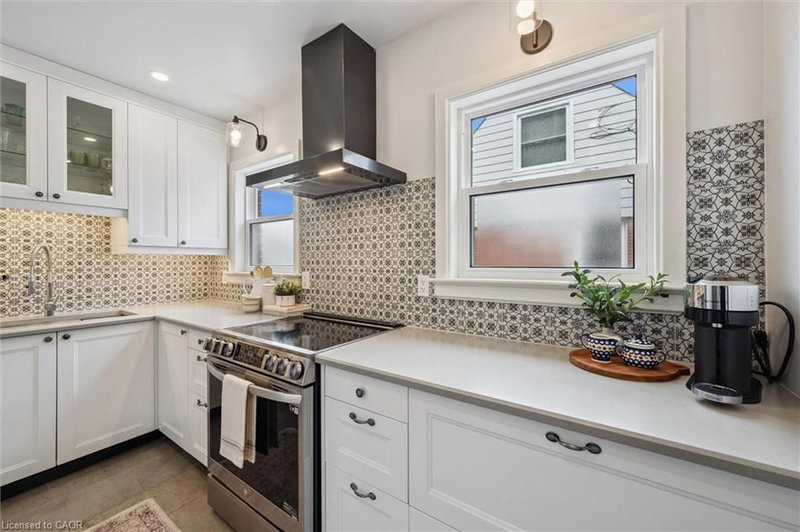 10 Winston Crescent photo 1