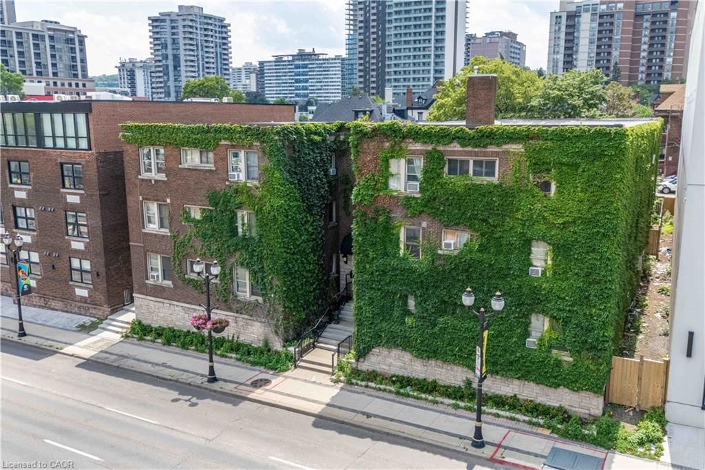 4 - 285 King Street W 3