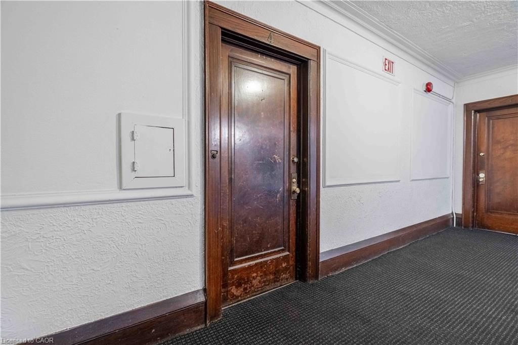 4 - 285 King Street W 5