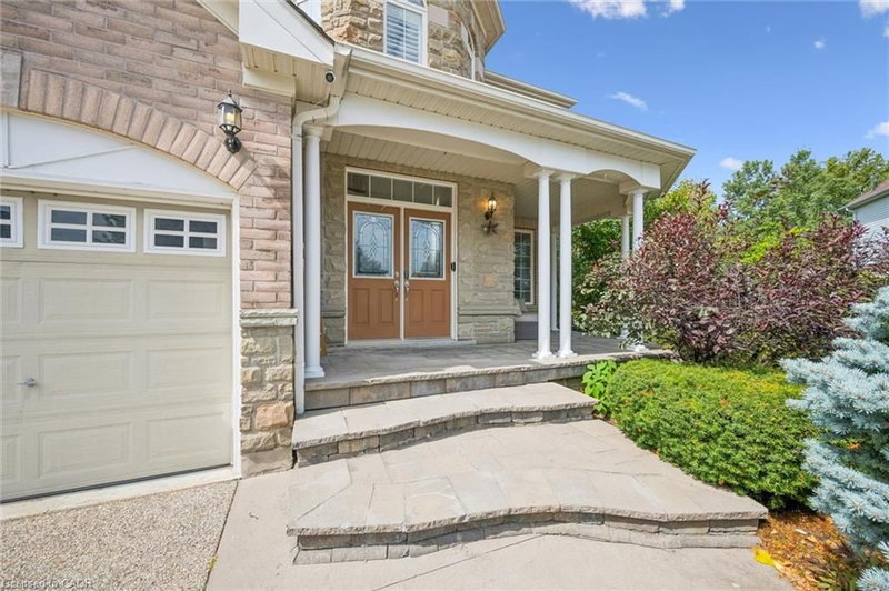 517 Topper Woods Crescent photo 4