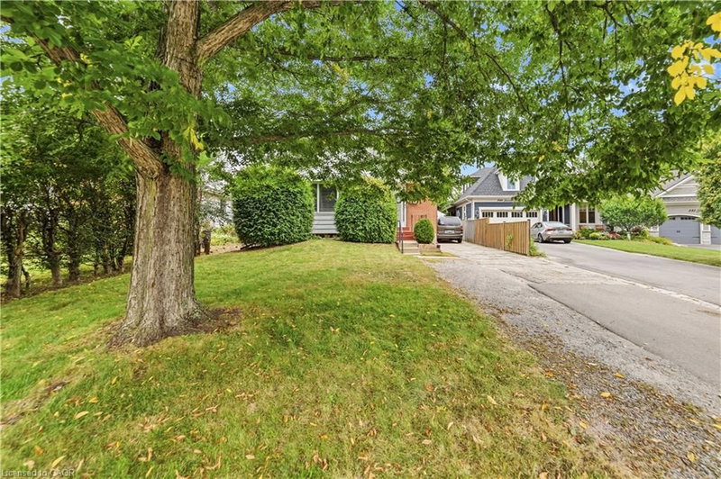 243 Jennings Crescent photo 4