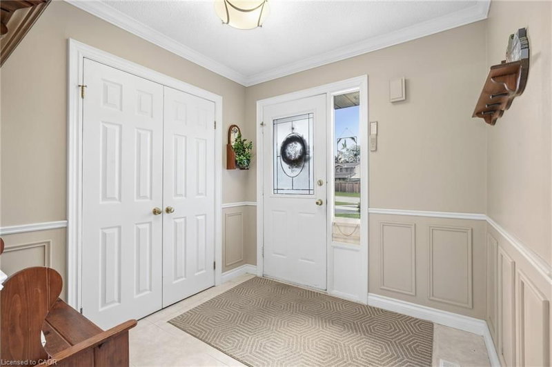 607 Clover Park Crescent photo 4
