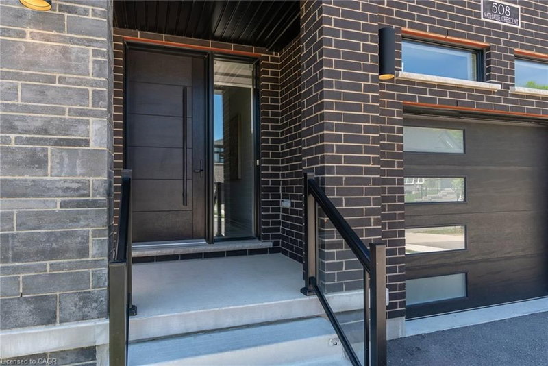 508 Nathalie Crescent photo 3