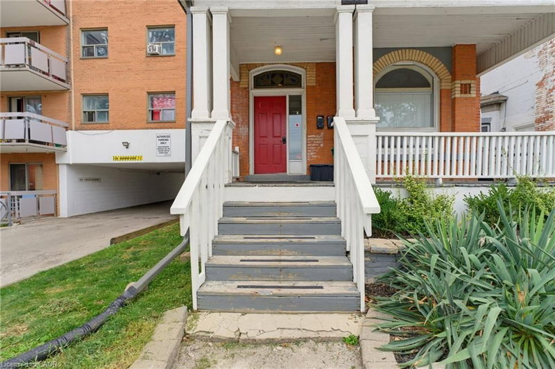 113 Wentworth Street S