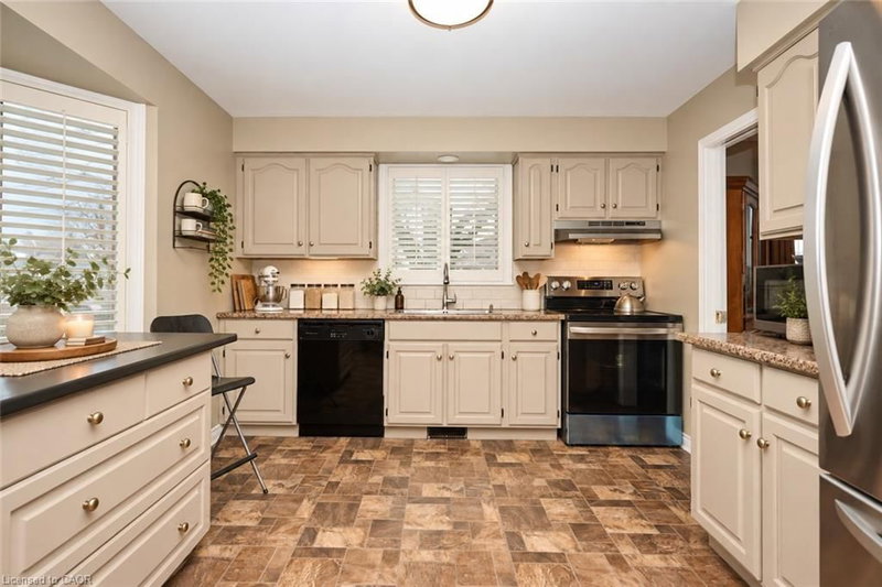 28 Dixon Crescent photo 5
