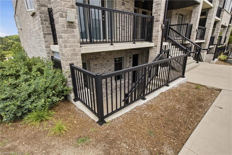 1989 Ottawa Street S photo 4