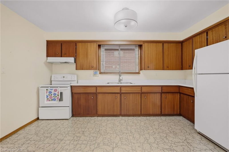 137 Picton Street E photo 5